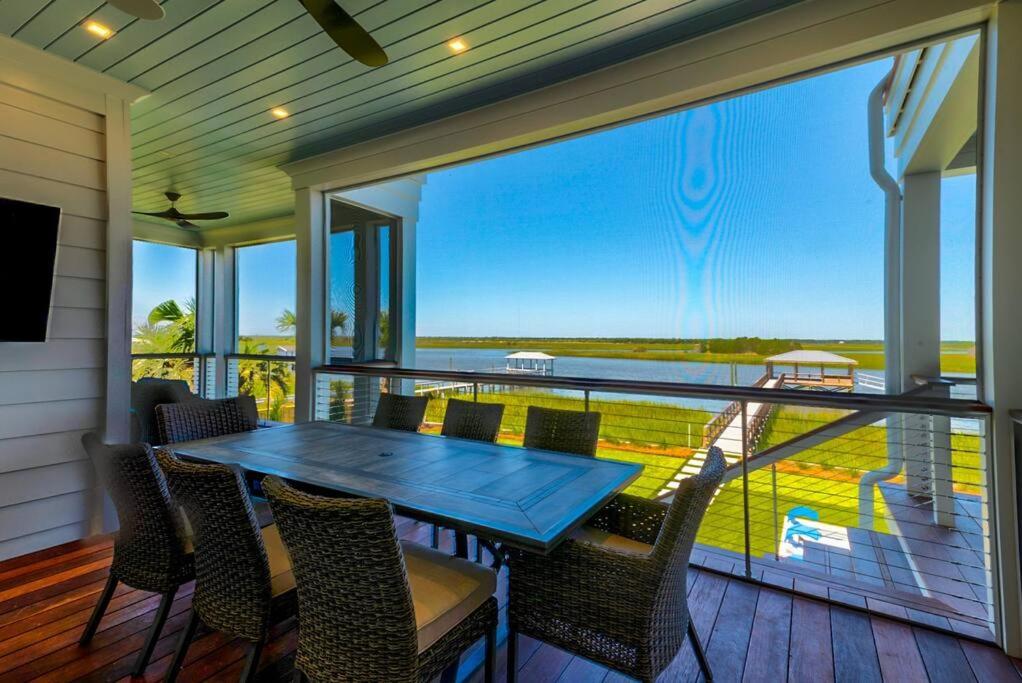 New Waterfront Home With Deep Water Dock 아일오브팜 외부 사진