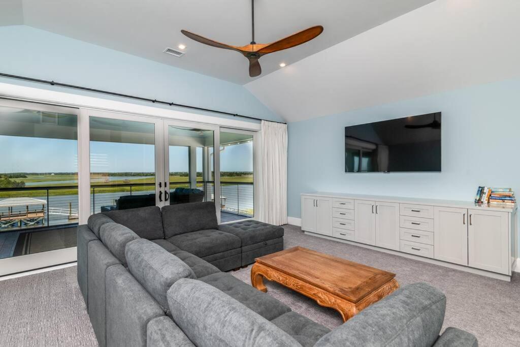 New Waterfront Home With Deep Water Dock 아일오브팜 외부 사진